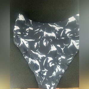 Lululemon High Waisted Bathing Suit Bottoms (reversible) worn once!